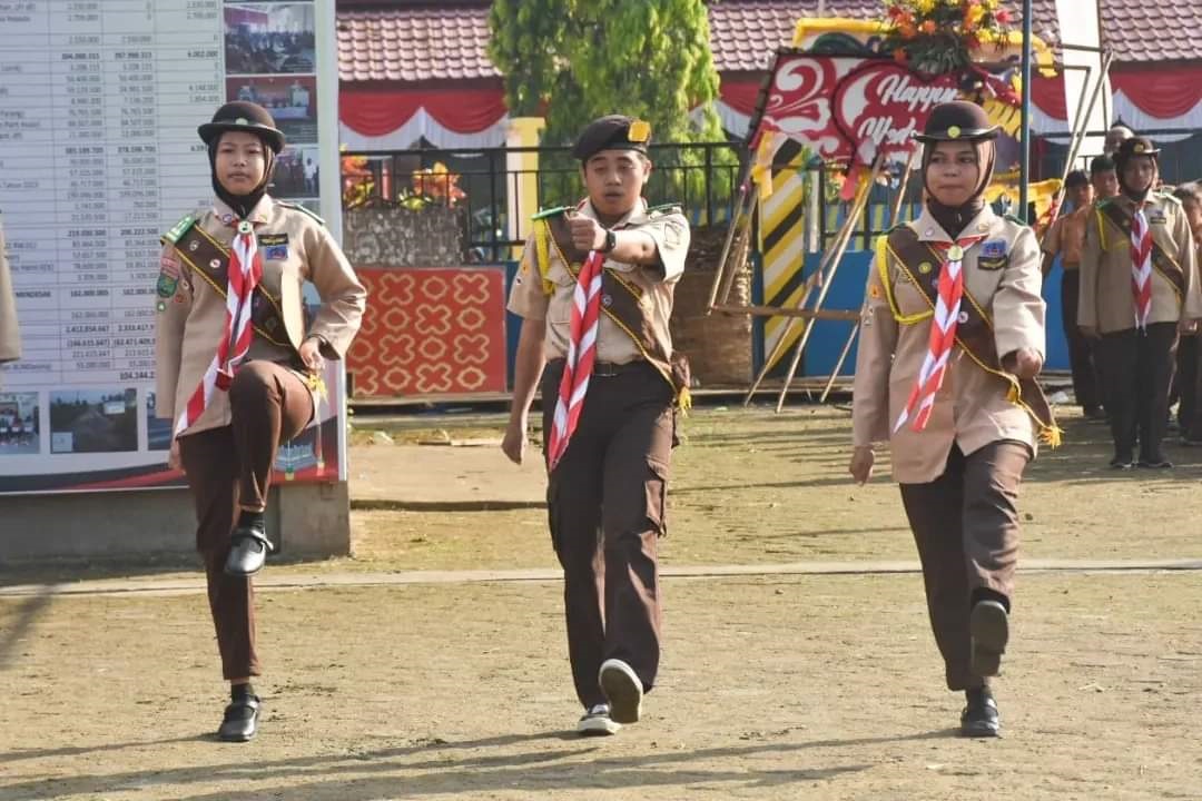 UPACARA : Para pelajar tampak antusias mengikuti upacara Peringatan Hari Pramuka di ke-63 di Halaman Kantor Desa Punggur Kecil, Kecamatan Sungai Kakap.
