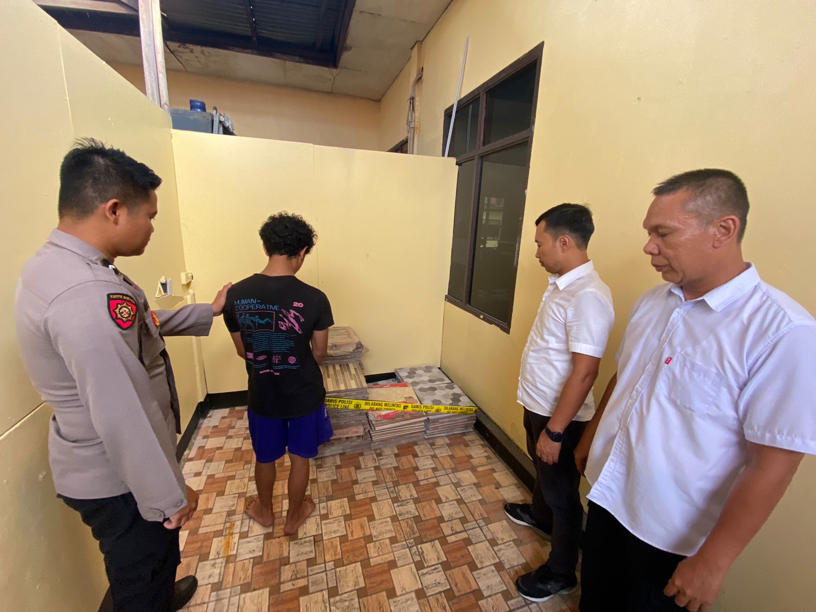 KERAMIK : Tersangka DRE (18) merupakan warga Kelurahan Rawa Mambok Kecamatan Sintang.