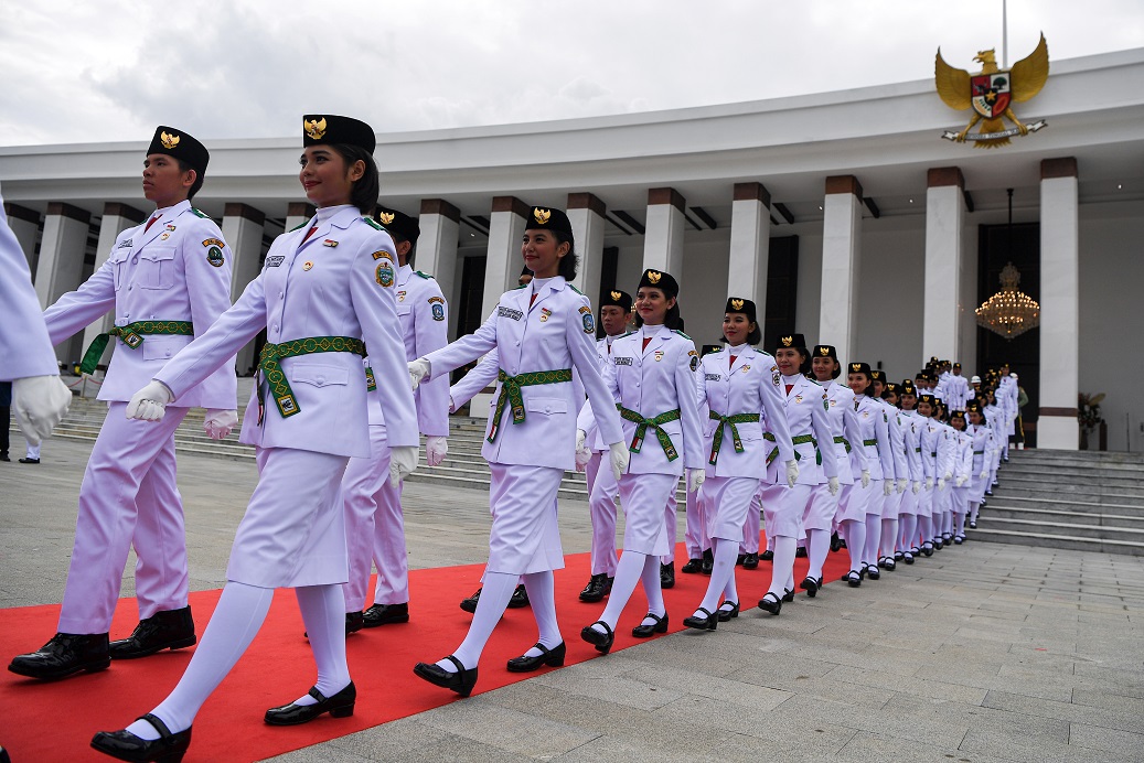 Anggota Paskibraka 2024 berbaris seusai dikukuhkan oleh Presiden Joko Widodo di Istana Negara, Ibu Kota Nusantara (IKN), Kalimantan Timur, Selasa (13/8/2024).
