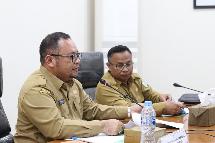 PIMPIN: Mohammad Bari memimpin rapat FPRD Provinsi Kalbar, terkait integrasi dan penyesuaian muatan pengaturan perairan pesisir ke dalam Raperda tentang RT/RW Kalbar 2024-2044, Selasa (13/8).