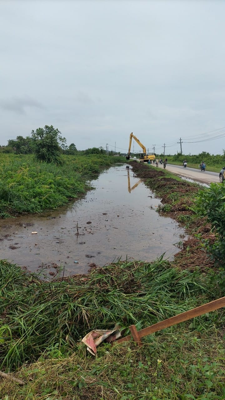 PARIT: Normalisasi sungai jalan Sungai Pinyuh - Anjongan yang dimotori DAD Kabupaten Mempawah.&nbsp;