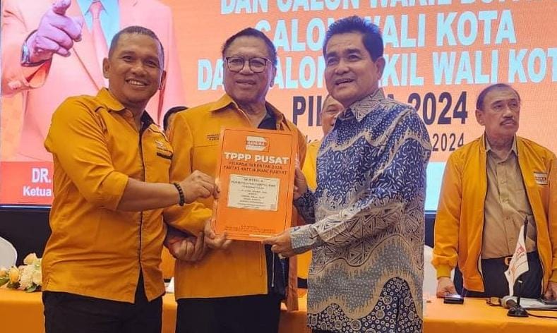 REKOMENDASI: Dengan didampingi Sekretaris DPD Hanura Sanggau, John Hendri menerima langsung surat persetujuan dukungan dari ketua umum DPP Hanura, OSO di Jakarta, Kamis 15 Agustus 2024 kemarin.