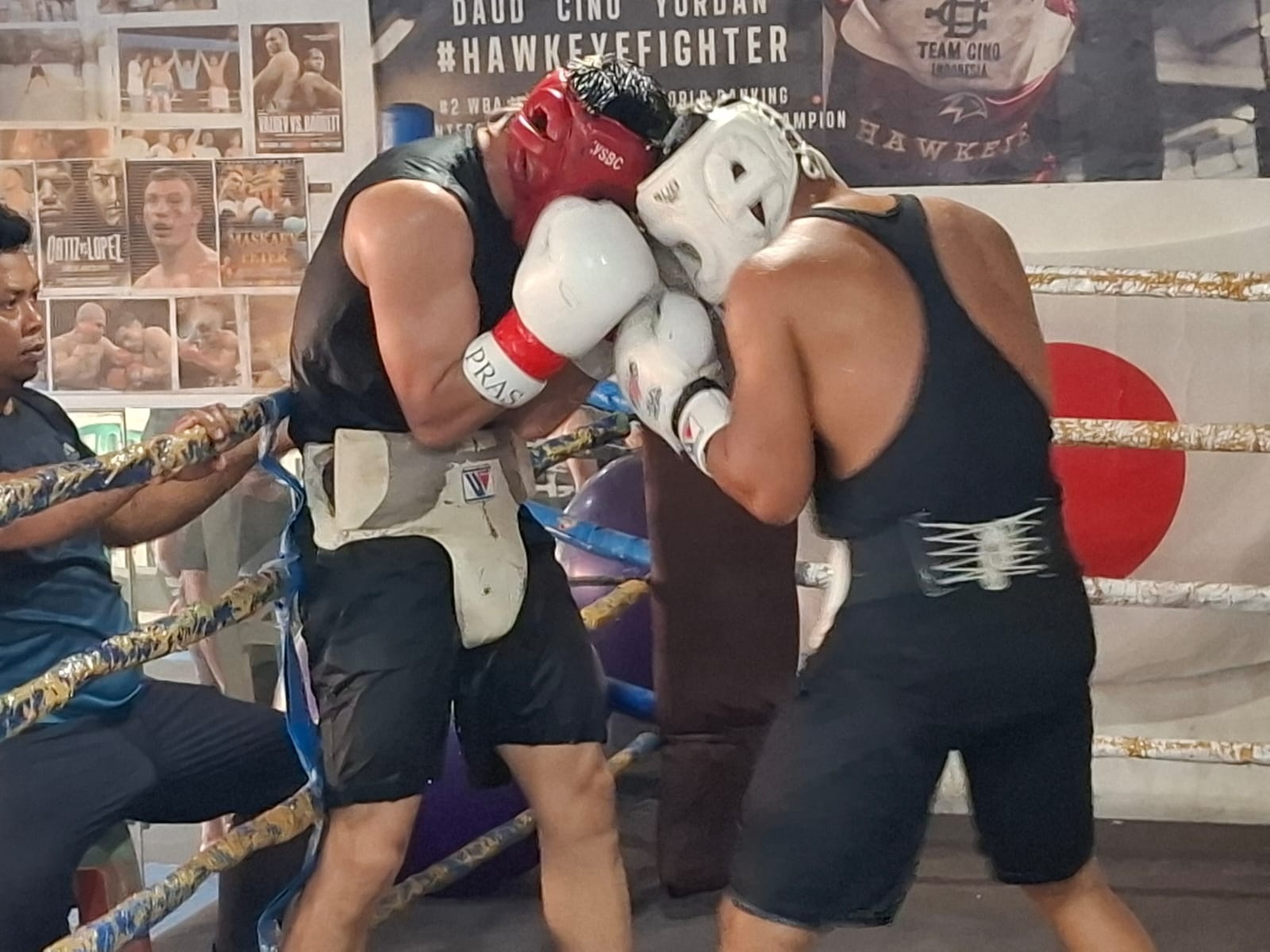 BERLATIH: Daud Yordan sedang berlatih keras di sasana Daud Boxing Club di Sukadana.