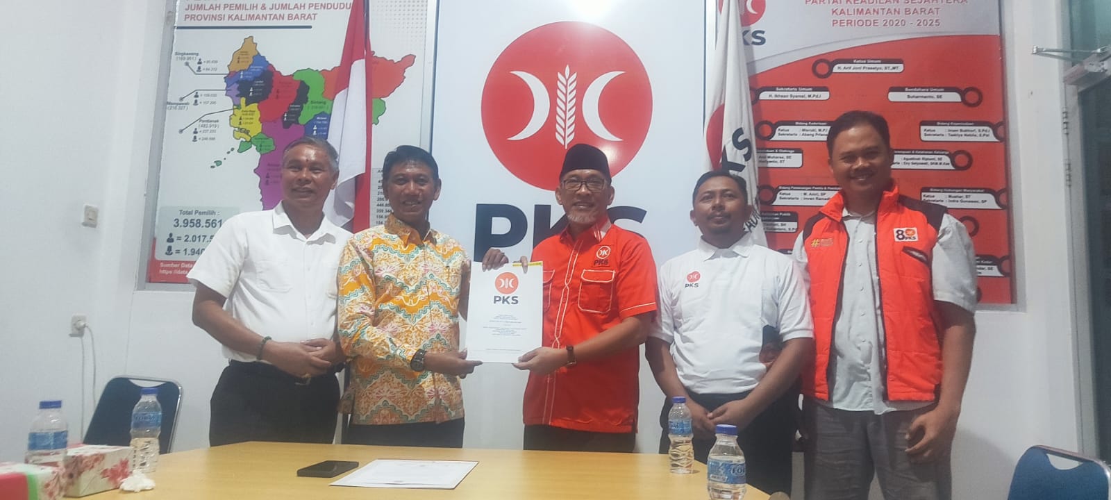 Pasangan Farhan-Leonardus Rantan (Farhan-Leo) menerima Surat Rekomendasi Dukungan dari DPP PKS di Kantor DPW PKS Kalbar, Jumat(16/8) pagi.