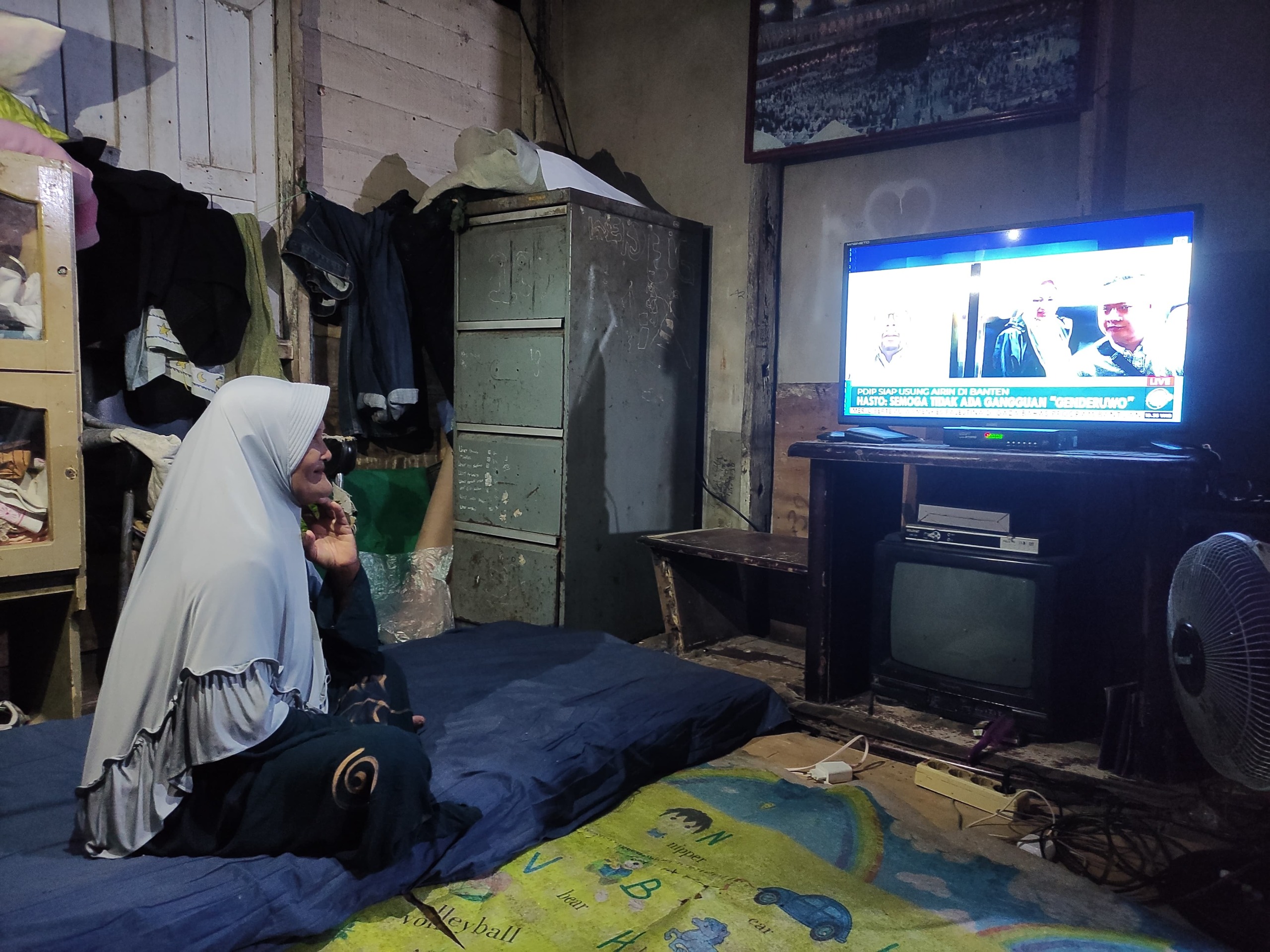 Warga Desa Sukabangun, Kabupaten Bengkayang dapat menikmati hiburan di televisi semenjak listrik hadir di desa mereka.