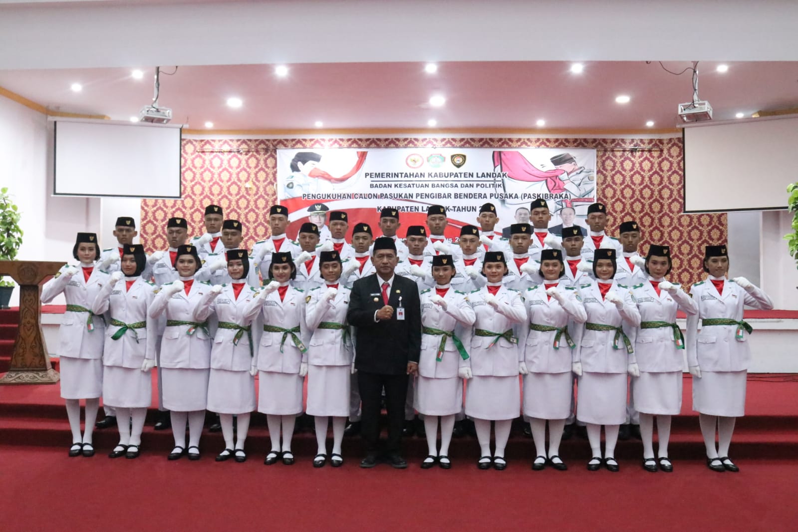 Pj. Bupati Landak Dr. Gutmen Nainggolan saat mengukuhkan 30 anggota Pasukan Pengibar Bendera Pusaka (Paskibraka) Kabupaten Landak.