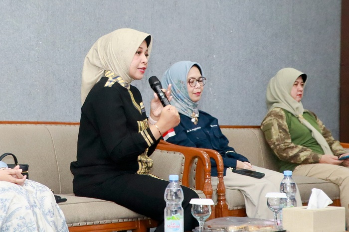 NARASUMBER: Windy Prihastari saat menjadi narasumber di forum diskusi jumpa tokoh yang digelar Universitas PGRI Pontianak, Rabu (14/8).
