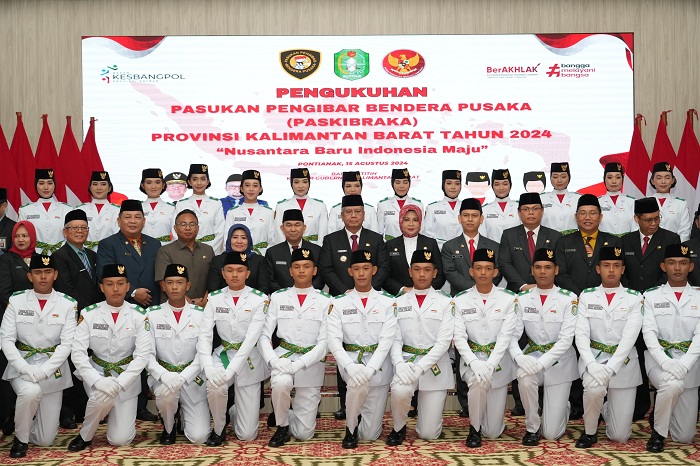 BERSAMA&nbsp;: Pj Gubernur Harisson foto bersama usai pengukuhan anggota Paskibraka Kalbar di Balai Petitih, Kantor Gubernur, Kamis (15/8).&nbsp;