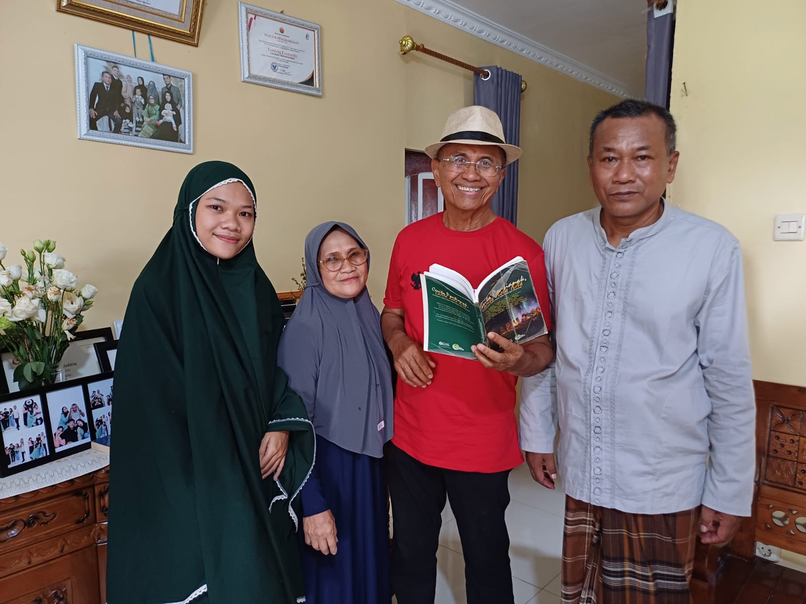 BINCANG: Dahlan Iskan berfoto bersama orang tua dan adik Veddriq Leonardo, Sabtu (17/8) saat menyambangi rumah orang tua Veddriq di Jalan Tanjung Harapan, Kota Pontianak. (ASHRI ISNAINI/PONTIANAK POST