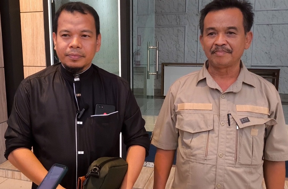 Misni dan Mariadi Bapaslon perseorangan saat diwawancarai media usai hadiri langsung rapat pleno yang digelar KPU Sambas pada Sabtu (17/8). (FACHROZI/PONTIANAK POST)