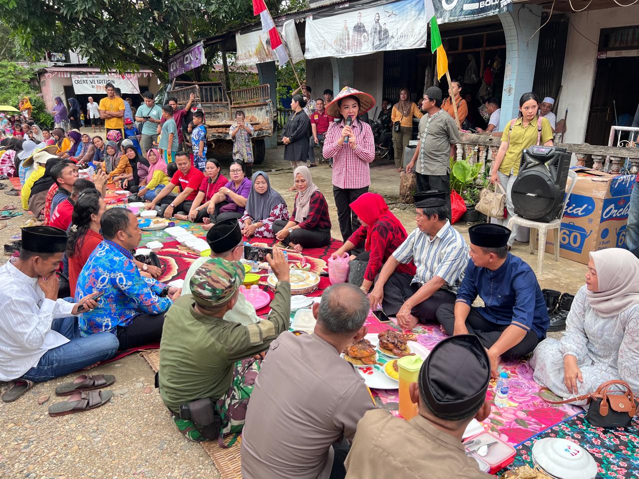 Bakal Calon Bupati Landak, Karolin Margret Natasa, saat menghadiri acara sedekah kampong di Desa Serimbu, Kecamatan Air Besar, Kabupaten Landak, Jumat (16/08).