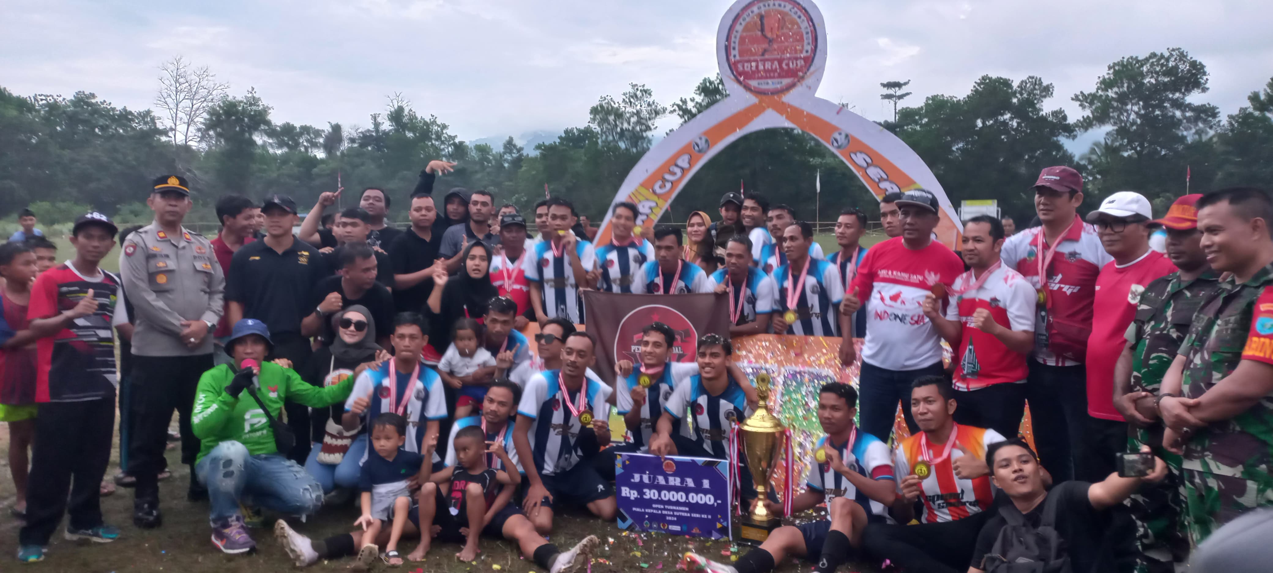 JUARA : Klub sepakbola Kamdal FC juara pertama saat foto bersama pada Open Turnamen Sepak Bola Desa Sutera CUP season II Tahun 2024.