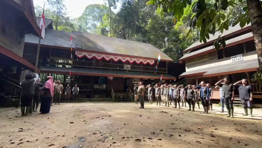 UPACARA BENDERA&nbsp; : Stasiun Riset Cabang Panti (SRCP), Balai Taman Nasional Gunung Palung (TANAGUPA), saat menggelar upacara bendera peringatan HUT ke -79 Kemerdekaan Republik Indonesia. (ISTIMEWA)