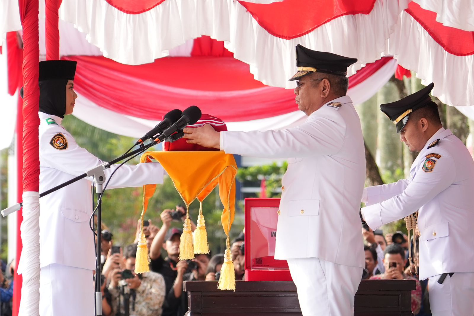 HUT RI : Pj Gubernur Harisson menyerahkan bendera merah putih saat menjadi Irup Peringatan HUT ke-79 RI di Halaman Kantor Gubernur, Sabtu (17/8). (BIRO ADPIM KALBAR FOR PONTIANAK POST)