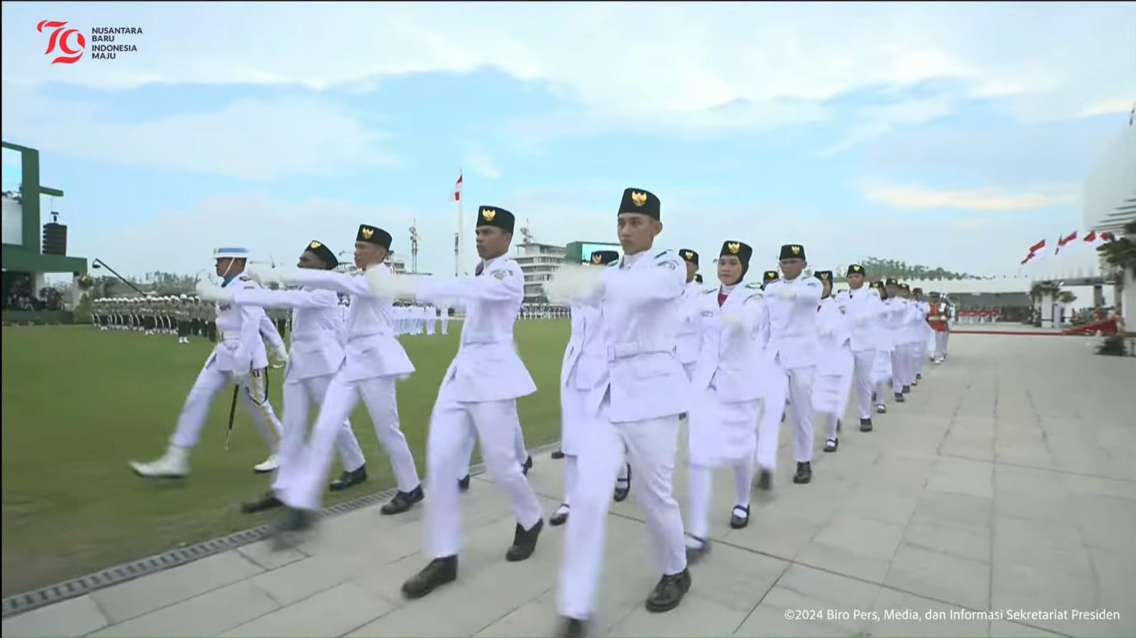 Paskibraka menjalankan tugasnya pada upacara HUT Ke-79 RI di IKN, Sabtu (17/8). (Youtube)