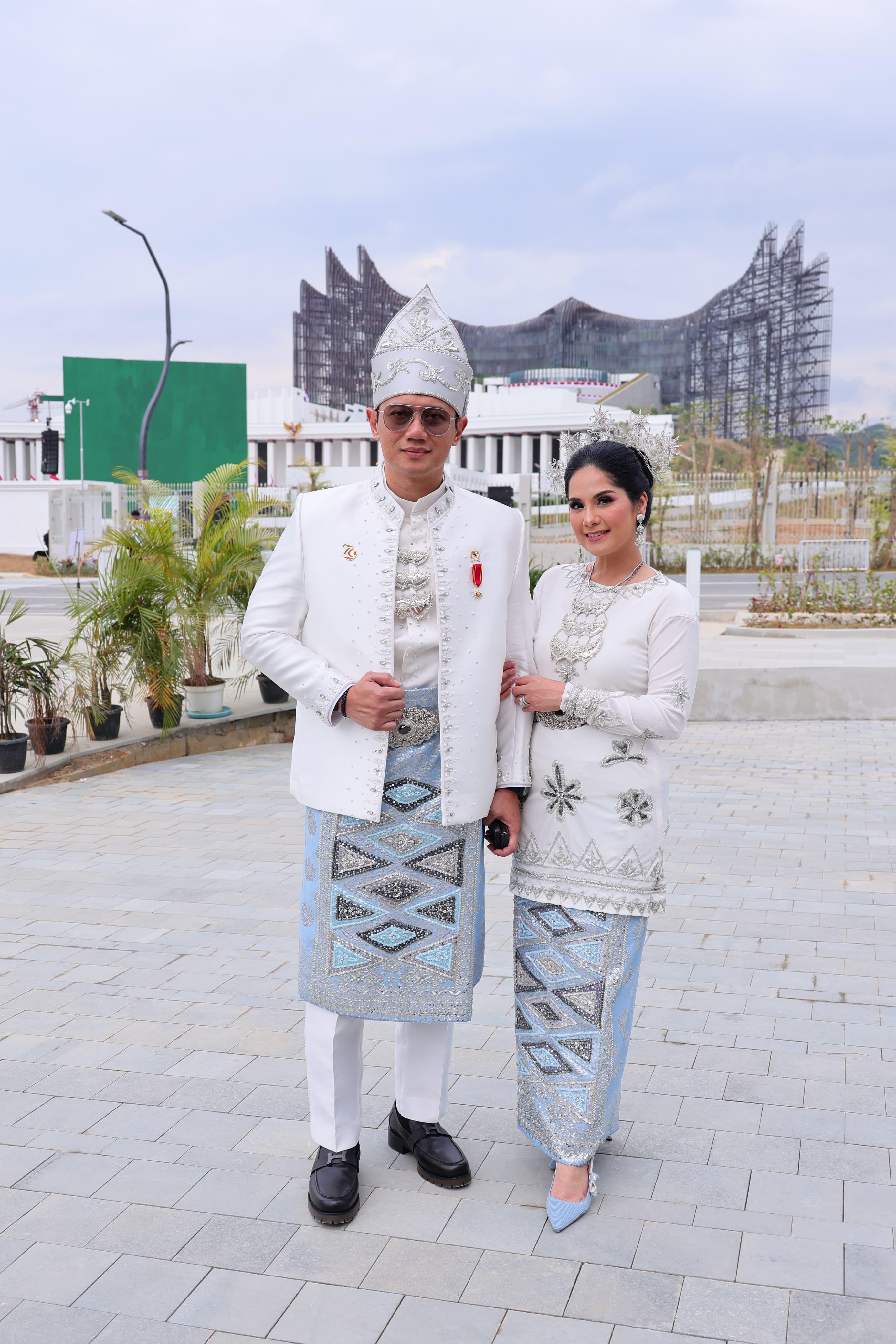Menteri AHY bersama Pembina IKAWATI ATR/BPN, Annisa Pohan Yudhoyono mengenakan Baamar Galung Pancar Matahari, pakaian adat dari daerah Kotawaringin Barat, Kalimantan Tengah.