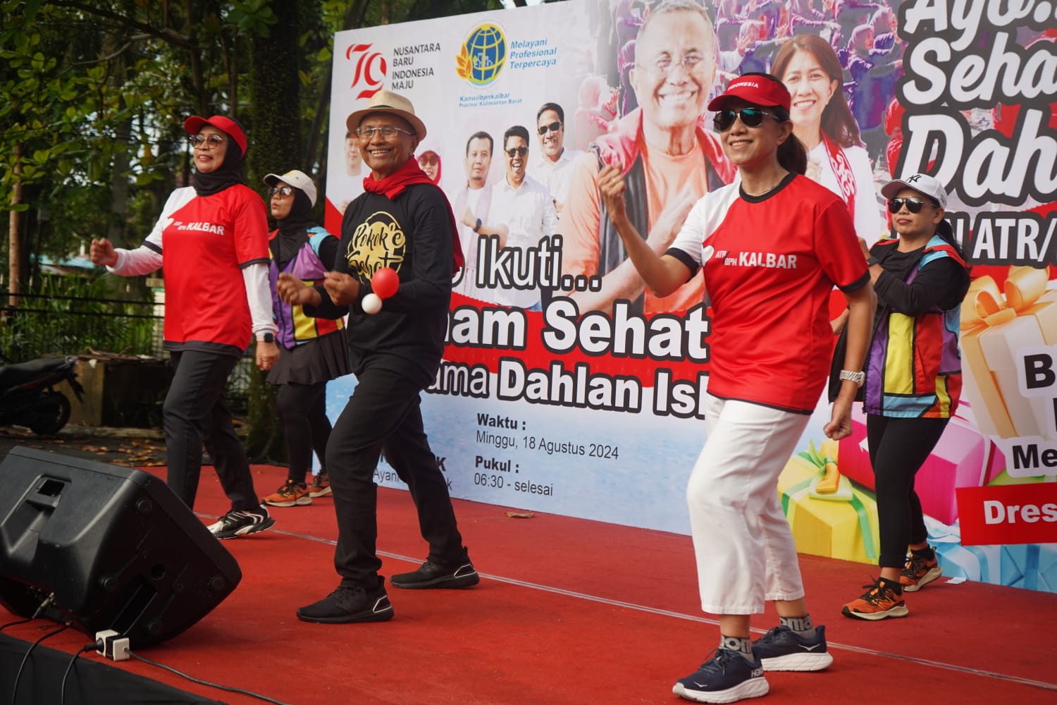 Senam Sehat Bersama Dahlan Iskan yang diikuti oleh Kepala Kantor Pertanahan Kalimantan Barat dan seluruh masyarakat di sekitar.