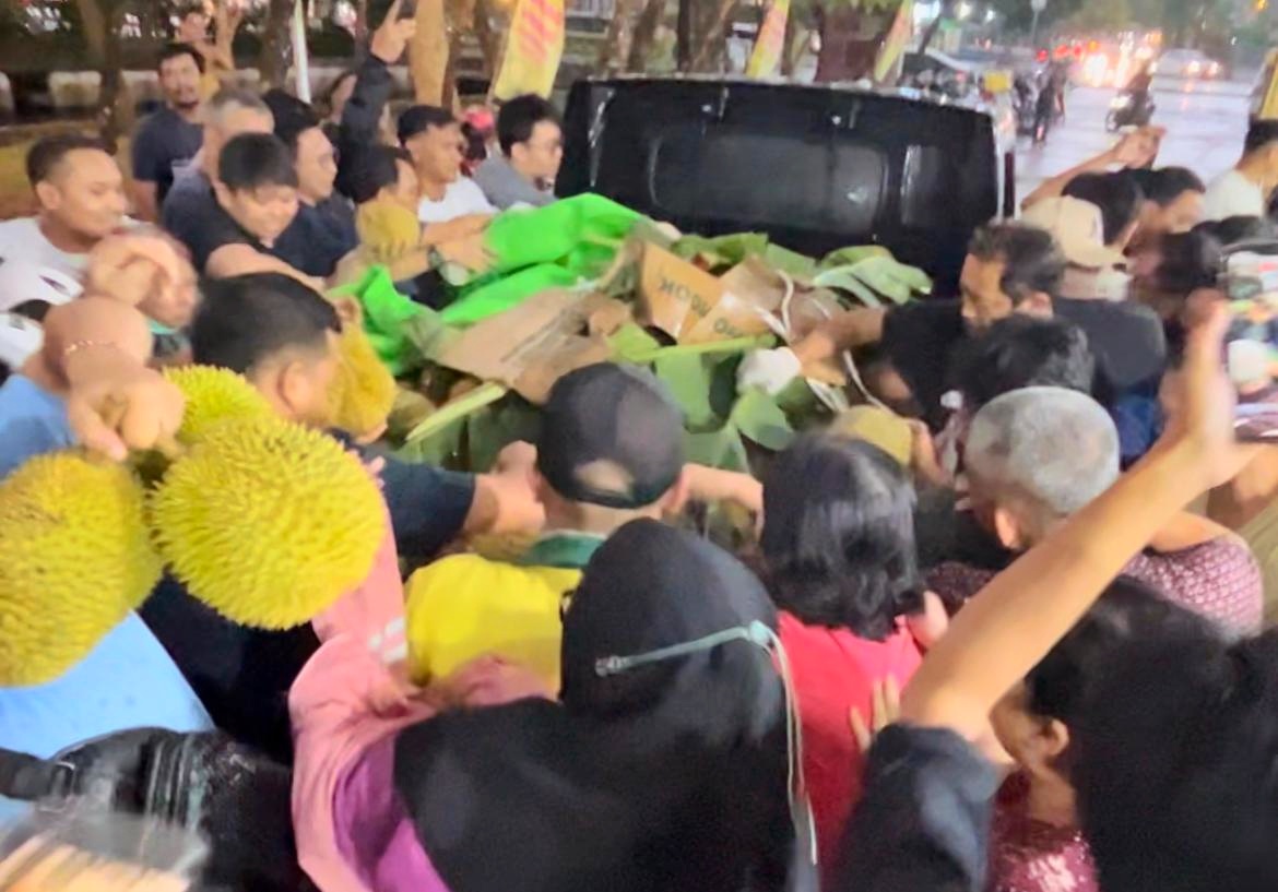 Warga mengerumuni pikap pengangkut Durian Jemongko di Jl Letkol Sugiono Pontianak, Sabtu (16/8). (Instagram Durian Jemongko)