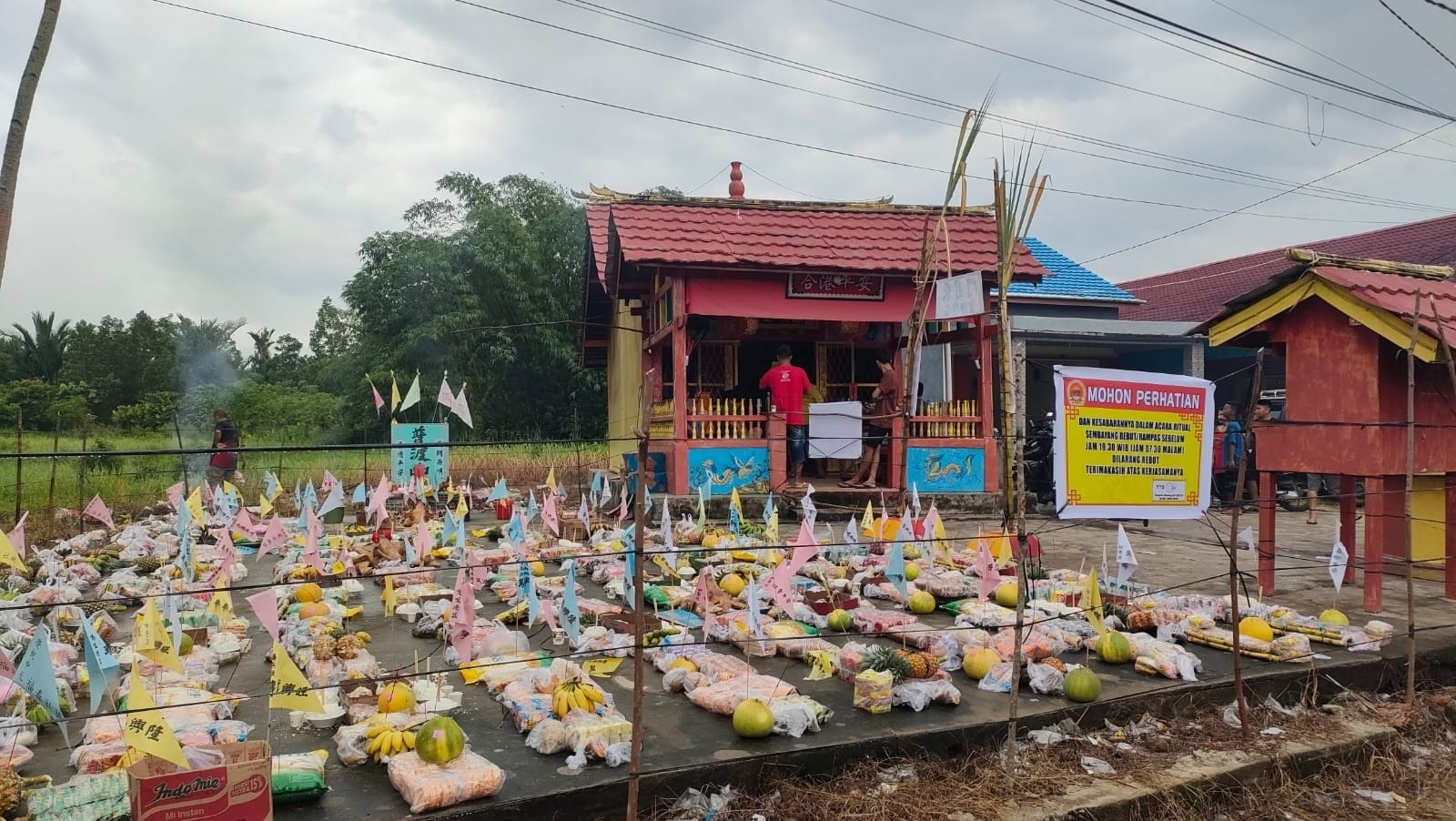 SUMBANGAN: Berbagai makanan sumbangan dari warga Tionghoa telah disiapkan panitia di Klenteng Ng Kuk Ja.