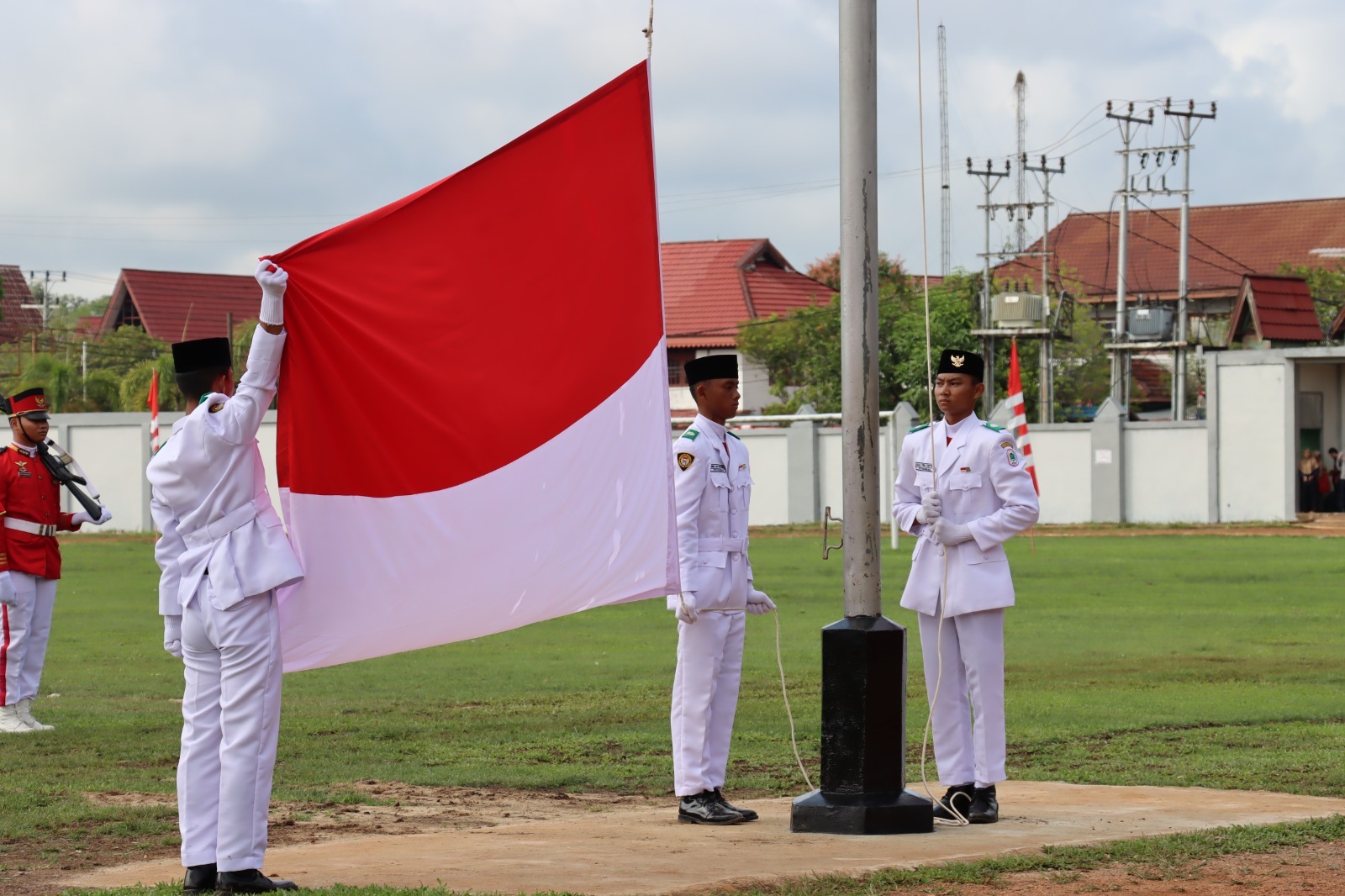 HUT RI: Pengibaran bendera merah putih pada perayaan HUT RI di Kapuas Hulu.
