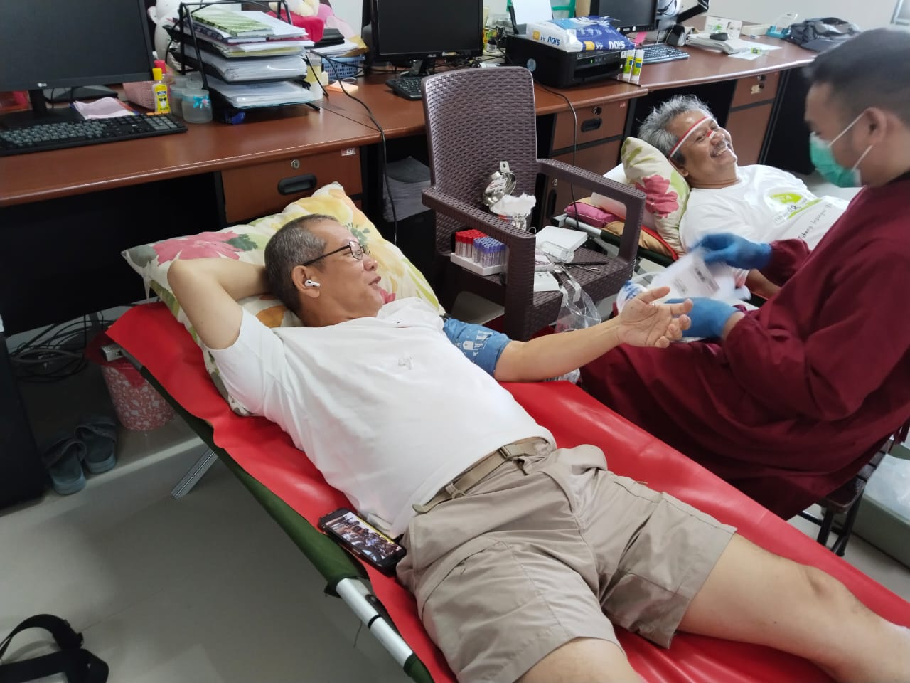 Donor Darah : Direktur PT. Wana Subur Lestari, Tendi Solihin, sedang melakukan donor darah pada kegiatan Perayaan HUT RI Ke-79.