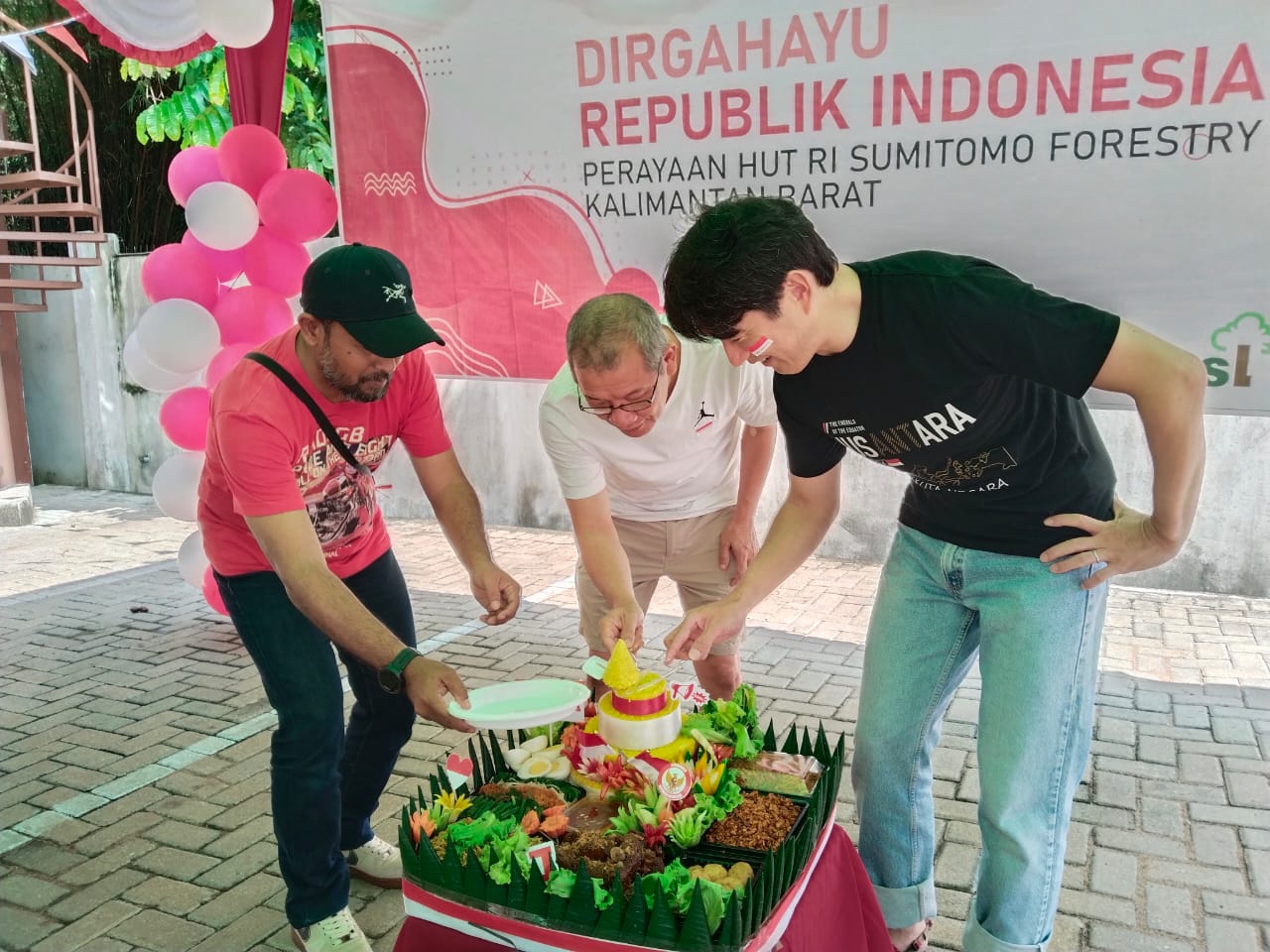 Pemotongan tempeng oleh Direktur Utama PT. Wana Subur Lestari, Daigoro Munakata dalam Perayaan HUT Ke-79.