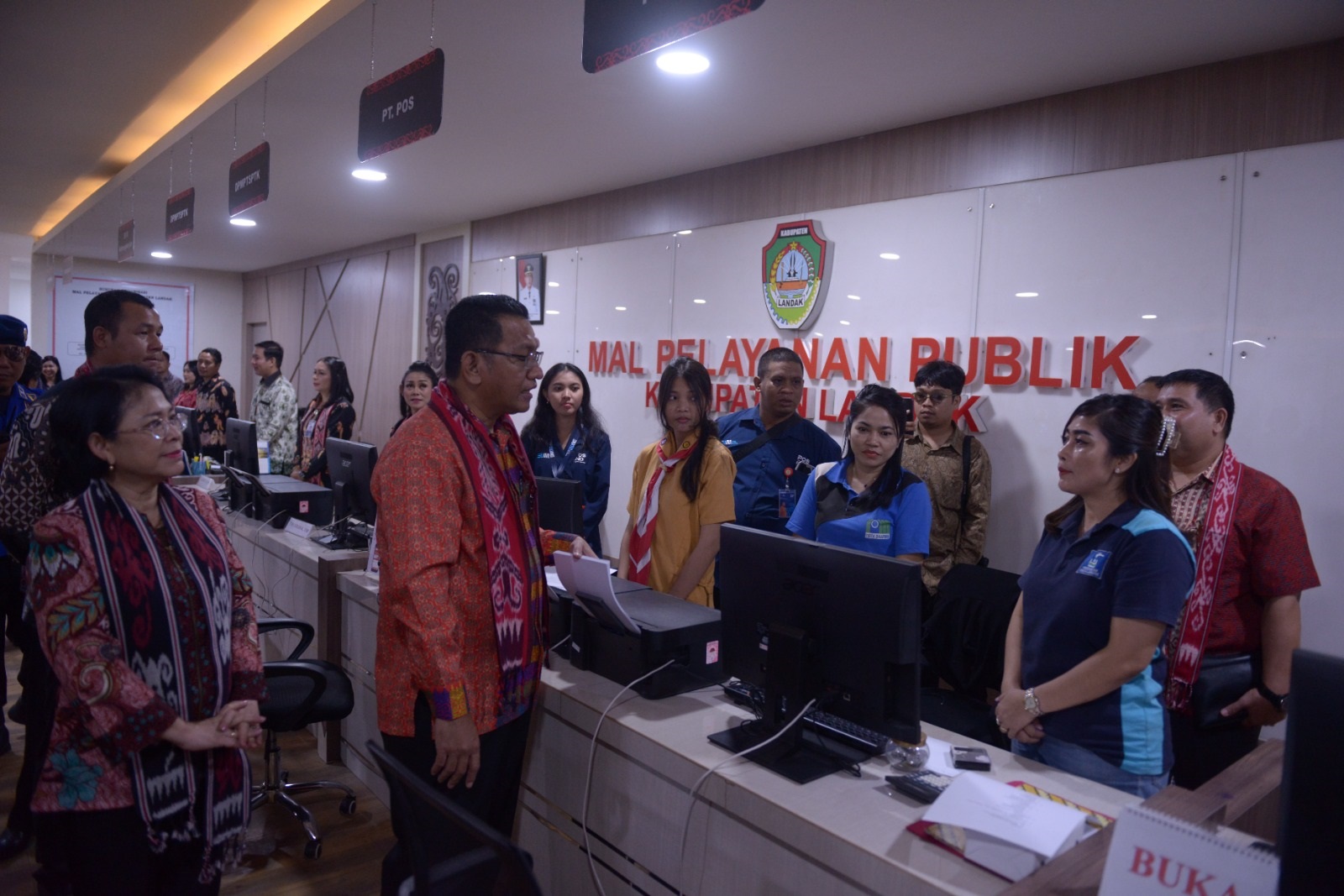 DIALOG: Pj Bupati Landak Gutmen Nainggolan saat berdialog dengan petugas konter di Mal Pelayanan Publik Kabupaten Landak di lantai atas Terminal Bus Ngabang.