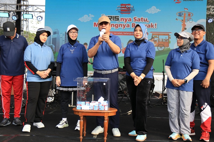 CABUT UNDI: Pj Gubernur Harisson mencabut&nbsp;undian doorprize,&nbsp;dan grandprize&nbsp;acara puncak Pekan QRIS&nbsp;Nasional Tahun 2024, Minggu (18/8).