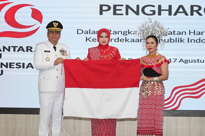 TENUN: Pj Gubernur Kalbar, Harisson bersama Pj Ketua Dekranasda Kalbar, Windy Prihastari saat menerima bendera merah putih yang dibuat dari kain tenun, Sabtu (17/8).