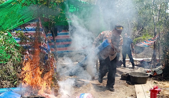 MUSNAHKAN: Polsek Suhaid saat memusnahkan alat tambang ilegal.
