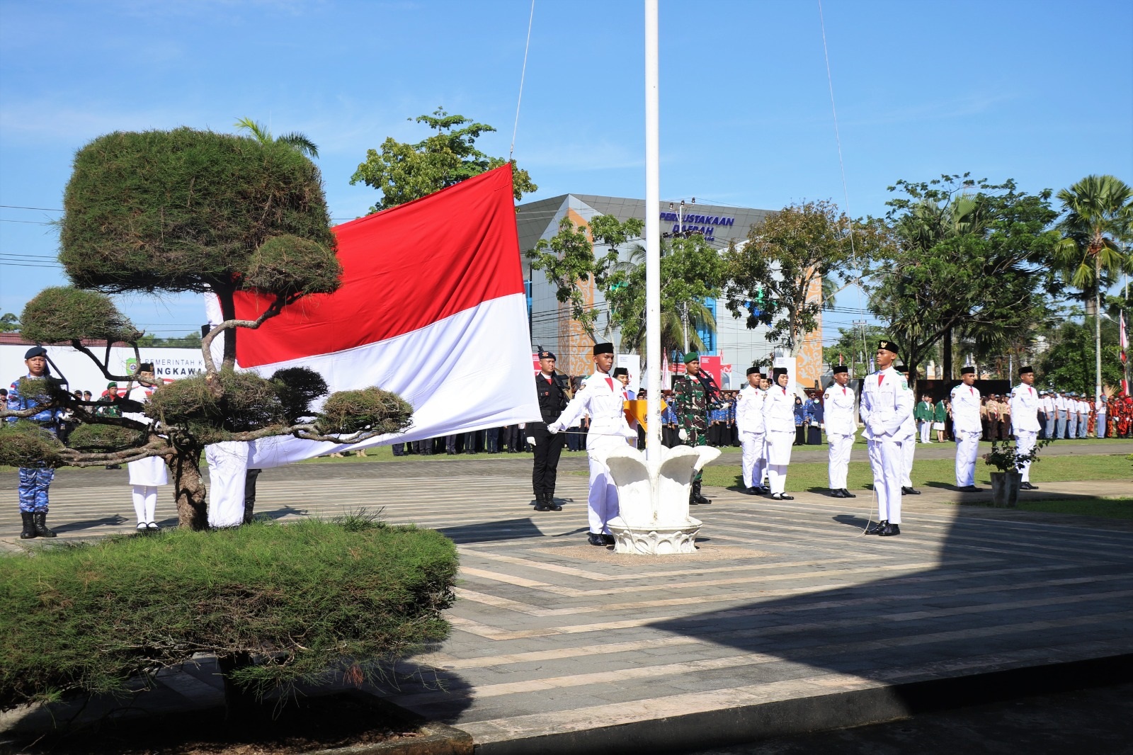 KIBARKAN: Paskibraka mengibarkan Sang Saka Merah Putih di halaman Kantor Wali Kota Singkawang pada upacara HUT ke-79 Republik Indonesia.