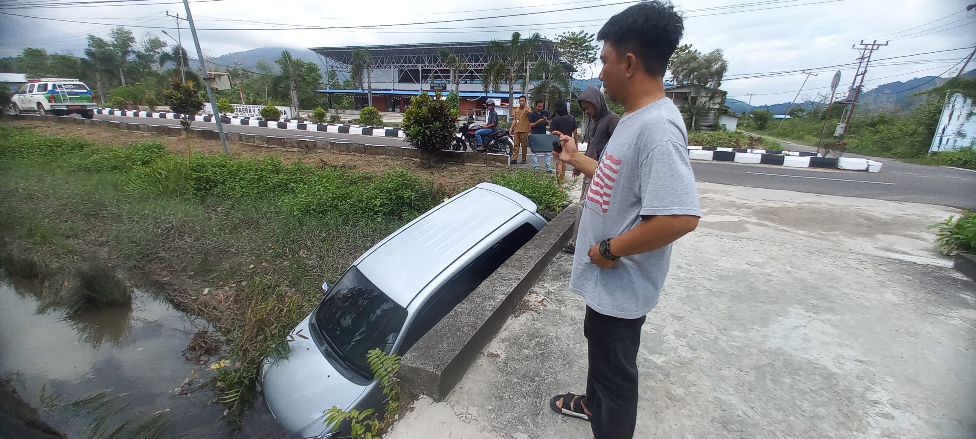 Sebuah minibus masuk ke parit di depan Kanwil Kemenag Kayong Utara. (ISTIMEWA)