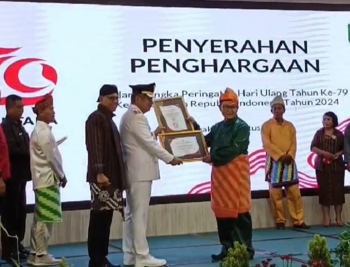 PENGHARGAAN : Sejumlah pendonor darah mendapatkan Penghargaan Pin Emas atas kontribusi mereka sebagai seorang pendonor.