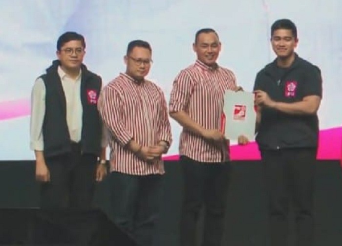 REKOMENDASI: Ketua Umum PSI Kaesang Pangarep saat menyerahkan rekomendasi kepada pasangan Wahyudi Hidayat-Oktavianus.