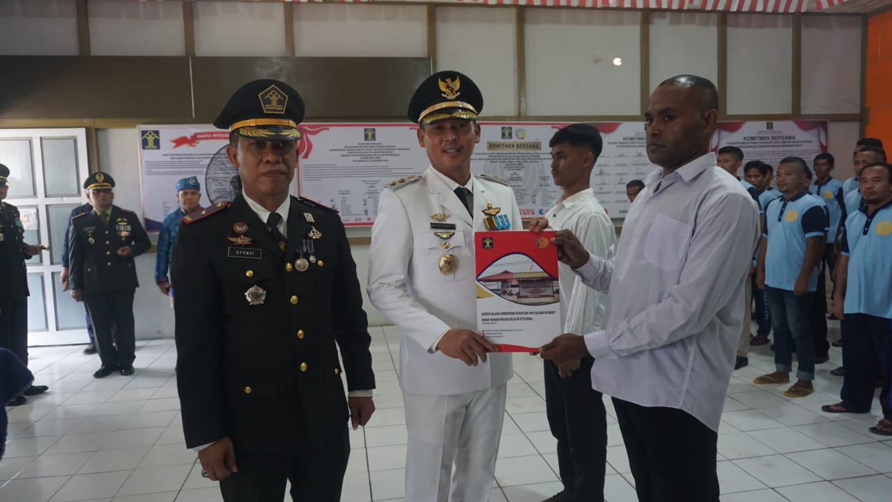 SERAHKAN: Wakil Bupati Kapuas Hulu Wahyudi Hidayat menyerahkan remisi kepada warga binaan.