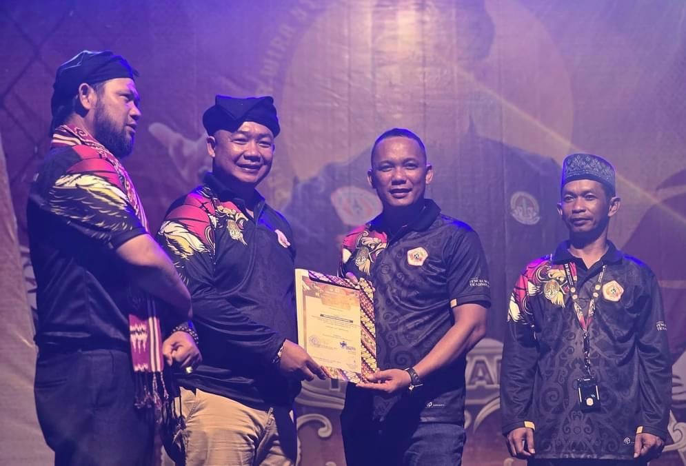 PENYERAHAN Penghargaan: Sekda Ketapang, Alexander Wilyo, menyerahkan penghargaan pada malam penutupan Festival Pencak Silat Tradisional 2024, Sabtu (17/8) malam.