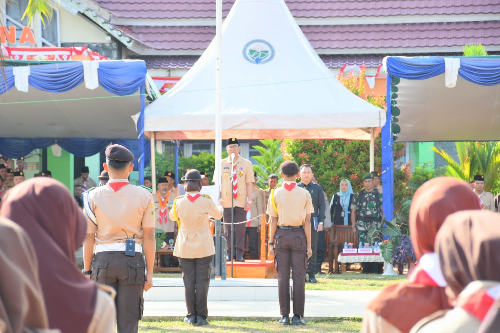 HUT PRAMUKA: Upacara Peringatan Hari Pramuka ke-63 Tahun 2024 di Halaman SMP Negeri 1 Sukadana, Senin (19/8).