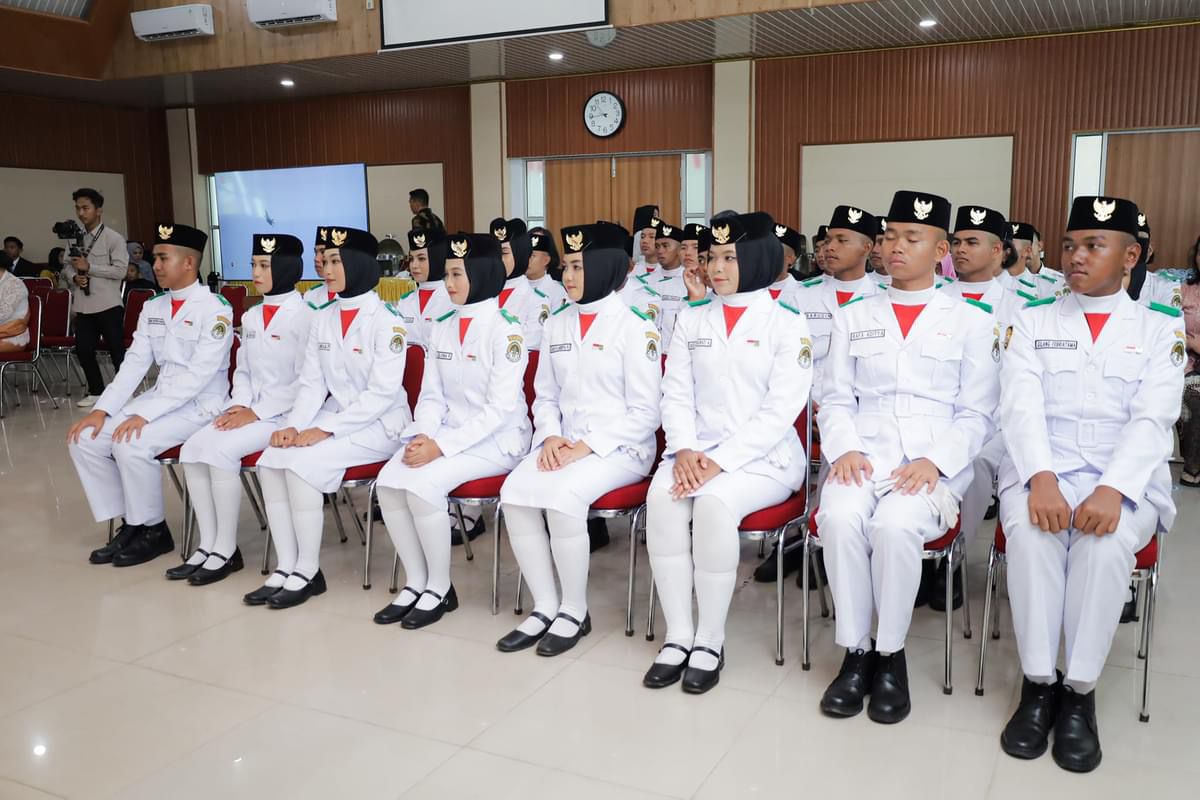APRESIASI: Paskibraka Ketapang usai mengibarkan Merah Putih di halaman Kantor Bupati Ketapang, Sabtu (17/8).