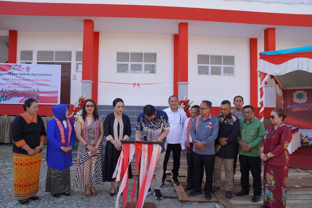 SEJAK 1917: Peresmian SDN 1 Putussibau oleh Bupati Kapuas Hulu Fransiskus Diaan.