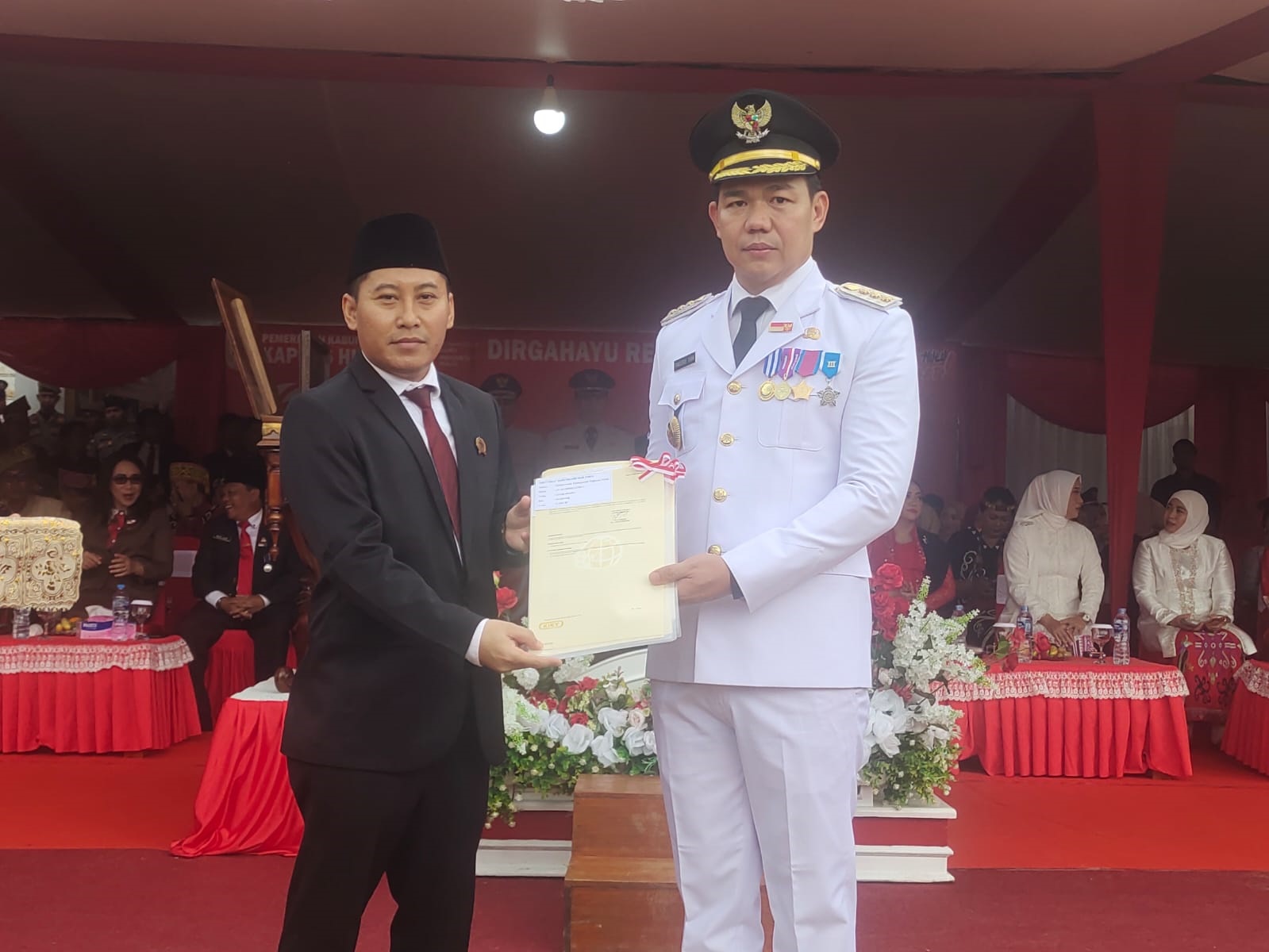 Penyerahan: Kepala BPN Kapuas Hulu Dicky Zulkarnain menyerahkan sertifikat aset milik Pemkab Kapuas Hulu kepada Bupati.