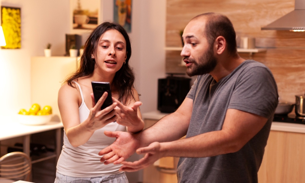 Ilustrasi pasangan selingkuh. (FREEPIK)