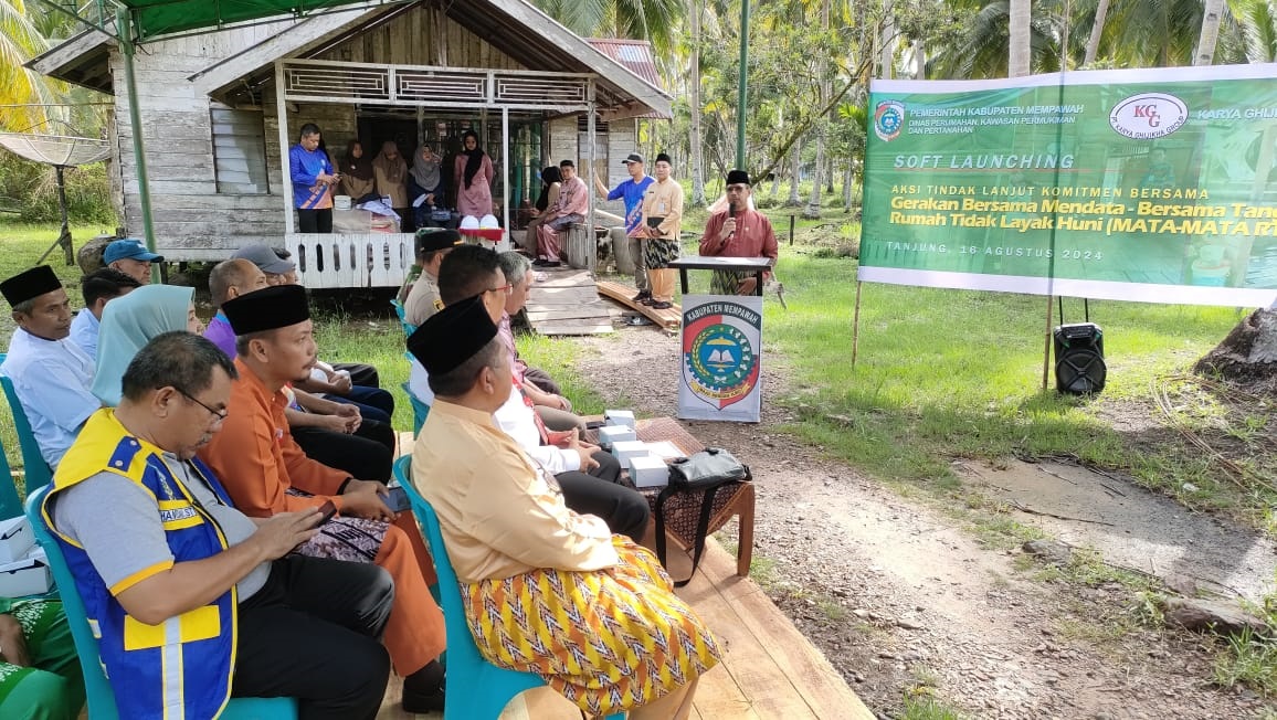 PELUNCURAN: Penjabat Bupati Mempawah Ismail saat menghadiri peluncuran gerakan mata-mata rumah tidak layak huni.