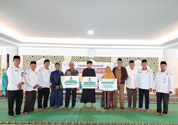 SIMBOLIS: penyaluran program ZIS secara simbolis kepada puluhan mustahik atau penerima zakat.