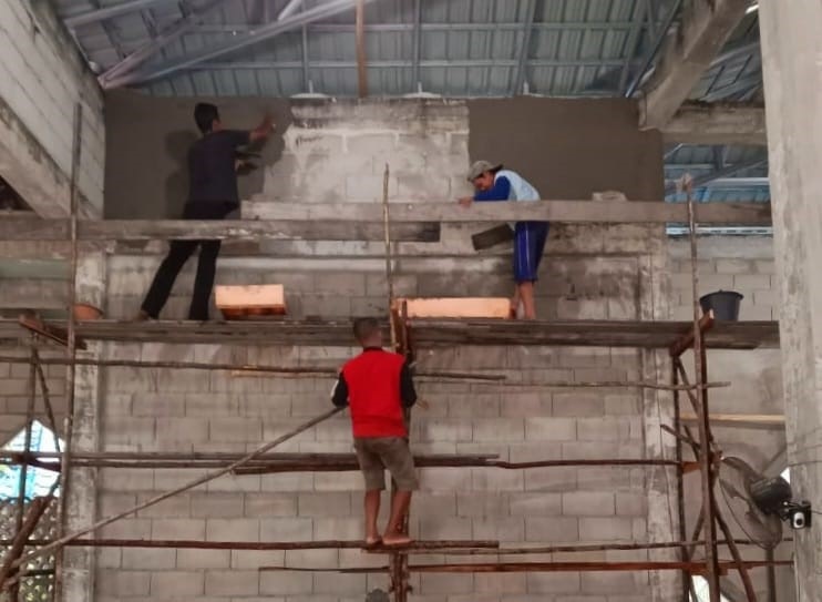 MASJID: Para pekerja melakukan pekerjaan memplester dinding dalam masjid.