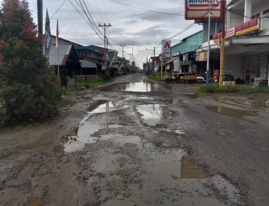 Kondisi jalan di Kecamatan Paloh