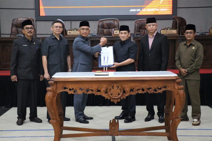 PA : Pj Wali Kota Singkawang foto bersama pimpinan DPRD usai PA Fraksi DPRD.