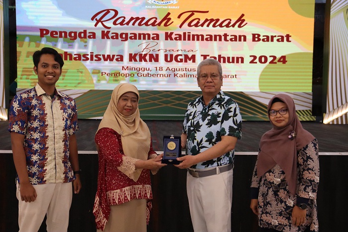 CENDERA MATA: Harisson menerima cendera mata dari UGM saat&nbsp;ramah tamah&nbsp;bersama mahasiswa&nbsp;KKN&nbsp;UGM&nbsp;Tahun 2024 di Pendopo Gubernur,&nbsp;Minggu&nbsp;(18/8).&nbsp;