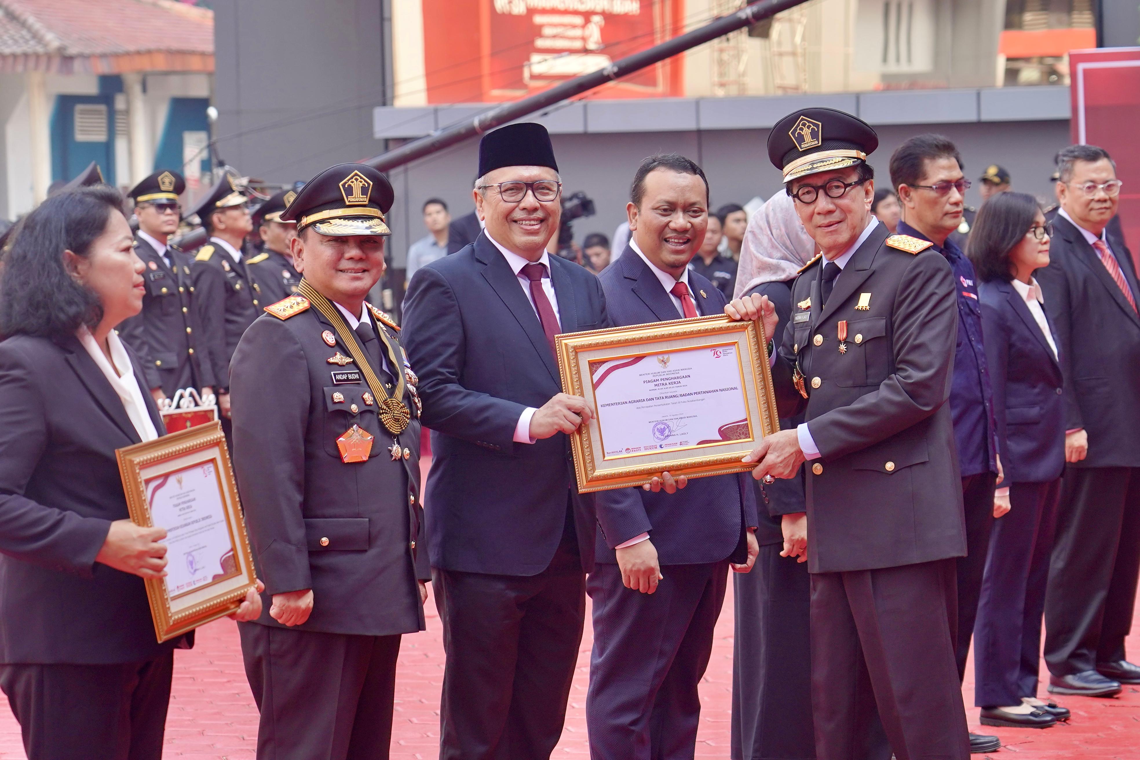 Dukung percepatan sertipikasi aset Kementerian Hukum dan HAM di Pulau Nusakambangan, Kementerian (ATR/BPN) menerima Piagam Penghargaan Mitra Kerja oleh Menteri Hukum dan HAM, Yasonna H. Laoly.