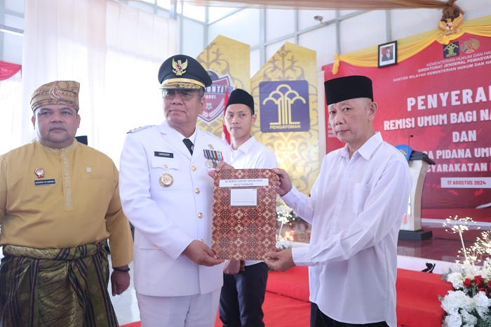 SERAHKAN: Harisson menyerahkan SK remisi kepada salah satu&nbsp;warga binaan Lapas Kelas IIA Pontianak&nbsp;di Momen HUT ke-79 RI, Sabtu (17/8).