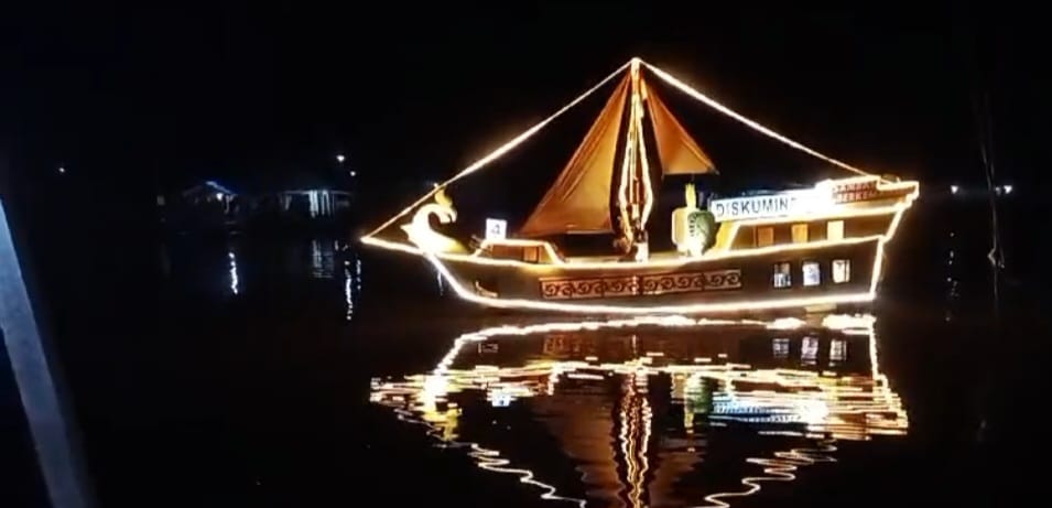 PERAHU : Lomba perahu hias yang digelar pada minggu (18/8) malam di Muare Ulakan Sambas.